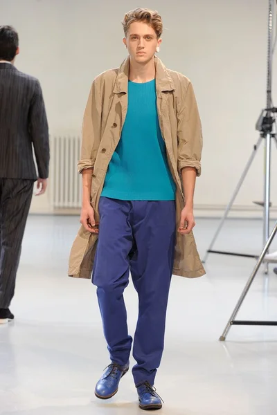 Look 16